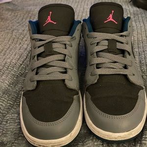 Nike Air Jordans 1 Low 553560-018 BG Cool Grey Gray 5.5Y (Boys)